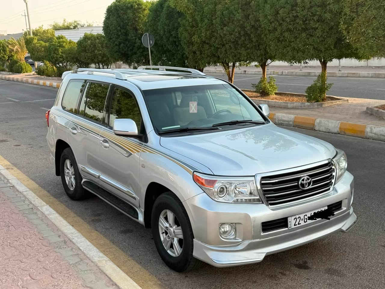 لند كروز موديل ٢٠١٠ فول مواصفات  السعر ٢٤٥ وبيه مجال
السيارة رقم جديد و هزه جديده قبل شهر 

السيارة جاهزه  ماتذبه عليها دينار 

بيه صبغ شويه بل جاملغ وتبديل الباب نفس الون 

***********  السيارة في محافظة ميسان مركز المدينه
