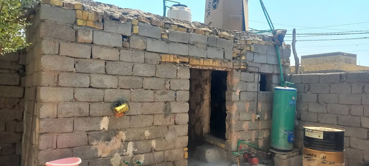 السلام عليكم بيت للبيع المساحة 200 العنوان ذي قار الرفاعي مقابيل بانزين خانة سمة الفرات السعر على رقم الهاتف ***********
