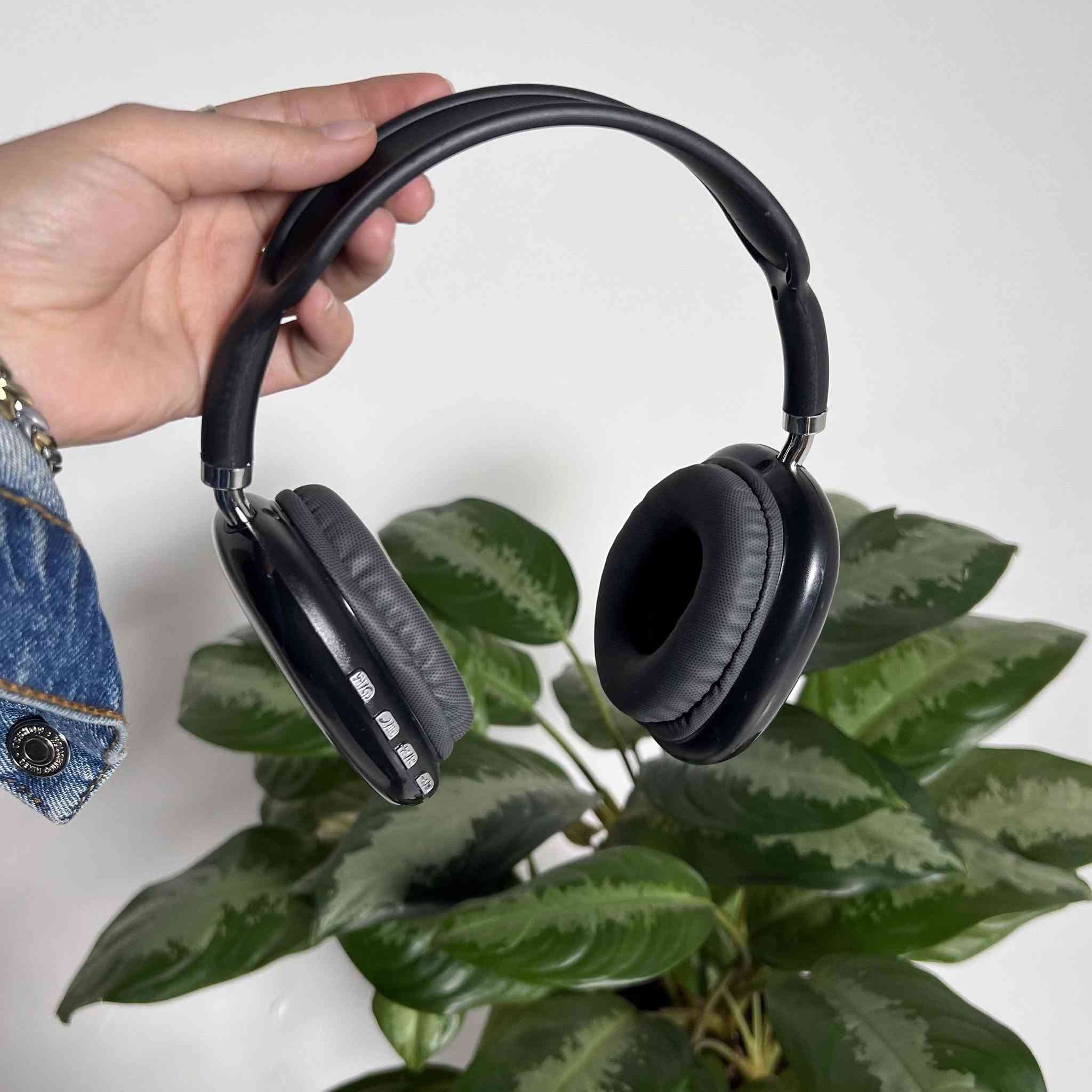السعر 25 الف والتوصيل مجاني للتواصل واتساب ***********
ROCK-450 Smart Wristband + TWS Earbuds – سوار ذكي مع سماعات لاسلكية

سوار ذكي عملي يجمع بين شاشة كبيرة عالية الدقة وسماعات لاسلكية بتصميم TWS داخل نفس العلبة، مناسب للاستخدام اليومي وتتبع النشاطات الأساسية.

• شاشة Ultra Large High Definition لعرض البيانات بوضوح

• يدعم الاتصال عبر Bluetooth (إصدار 5.3 في السماعات)

• قياس عدد الخطوات والسعرات الحرارية والمسافة

• أوضاع رياضية: مشي، جري، ونط الحبل

• استقبال إشعارات المكالمات والرسائل

• سماعات لاسلكية تدعم اللمس للتحكم بالمكالمات والموسيقى

• إمكانية استخدام السماعات بشكل منفصل أو معًا (TWS)

الساعة الذكية:
• نظام التشغيل المدعوم: Android 5.0 فأعلى / iOS 9.0 فأعلى
• البلوتوث: Bluetooth 4.0
• نوع البطارية: Lithium Polymer
• نطاق درجة الحرارة التشغيلية: ‎-10°C إلى 50°C
• الحساسات: مستشعر تسارع إلكتروني

السماعات اللاسلكية:
• إصدار البلوتوث: 5.3 + EDR (استهلاك منخفض للطاقة)
• تردد البلوتوث: 2.4GHz
• مدى الاتصال: 15–25 متر
• سعة بطارية علبة الشحن: 300mAh
• سعة بطارية السماعة: 30mAh لكل سماعة
• وقت تشغيل الموسيقى: 2–3 ساعات
• وقت المكالمات: حوالي 4 ساعات
• زمن الشحن: حوالي 1 ساعة
• جهد الشحن: 5V

محتويات العلبة:
• ساعة ذكية ROCK-450
• 4 سوارات
• زوج سماعات لاسلكية TWS
• علبة شحن للسماعات
• كابل شحن
• دليل استخدام

