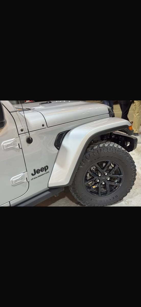 السلام عليكم ورحمة الله وبركاته 

سيارة جيب جلاديتور (Jeep Gladiator) موديل 2023 باللون الرصاصي sport S

1. المحرك والأداء
المحرك القياسي: 6 أسطوانات (V6) سعة 3.6 ليتر (Pentastar).
القوة: 285 حصان.
عزم الدوران: 353 نيوتن.متر.
ناقل الحركة (القير): أوتوماتيكي من 8 سرعات (مع نظام دفع رباعي 4x4 مع خيارات الدفع الثقيل/الخفيف).
داخل السياره برتقالي جلد
الضرر بارد في مقدمة البنيد مع فتح براغي الجاملغ الايمن فقط وايرباك درگة فقط 
رقم السياره بغداد 
بيع او مرواس حسب القناعة 
مكان السياره ميسان 
رقم الموبايل *********** 
السعر ٣١ الف وبيها مجال

