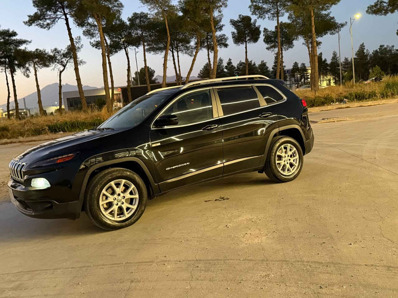 جيب چيروكى ٢٠١٨
فول مواسه فات ( توماتيك عادى ده بل ئه كسل بريك به سمه شاشه و كاميرا و شه غال ته بريد مه ركه زى )
ته نها ٢ پارجه بوياخ بى ناوكرتن هيج هيج مه سره فى نيه گير مه كينه ته بريد ده بل ئه كسل ته قه و ره قه شى به شه رت به ناوى خومه وه يه ته حويل غرامه به شه رت نرخى خوار هه مو بازار ته نها ٩٩ گه لا بو په يوه ندى *********** سليمانى ناو شار السليمانية, العراق
