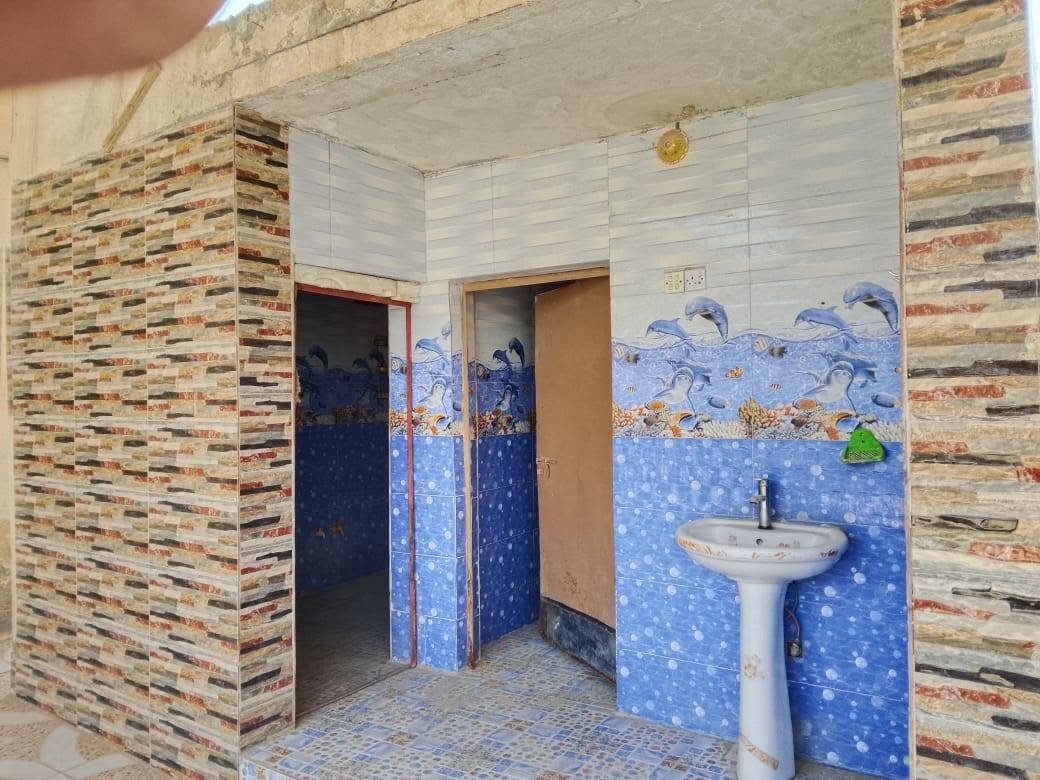 السلام عليكم بيت لبيع او ليجار مساحة البيت الكليه 220متر
موقع البيت السكان صناعي دور سيد حمزه 
يحتوي البيت ع غرف نوم عدد 2
وصاله والمطبخ وصحيات كامله البيت جاهز لسكن سعر ليجار 250 وقابل تفاوض انتصل ***********
