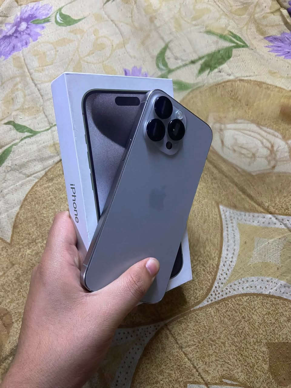 للبيع: ايفون 15 Pro Max*
- *الذاكرة*: 256GB

- *البطارية*: 100% مستبدلة تفصيخ

- *اللون*: تيتانيوم

- *النسخة*: شرق اوسط ماستر AAA

- *النظافة*: 100%

- *الشاشة*: مستبدلة 3 خيارات - سوفت اولد

- *الشغال*: اتصال ✅ سيم كارت ✅ واي فاي ✅ فيس ايدي ✅ كامرات ✅

- *الحالة*: كله شغال بدون عطل او مشكلة. تجي تفحص على راحتك

- *السعر*: 650 ألف وبي مجال بسيط

- *للتواصل واتساب*: ***********

- *المكان*: بغداد - مدينة الصدر

- *ملاحظة*: ماكو توصيل
