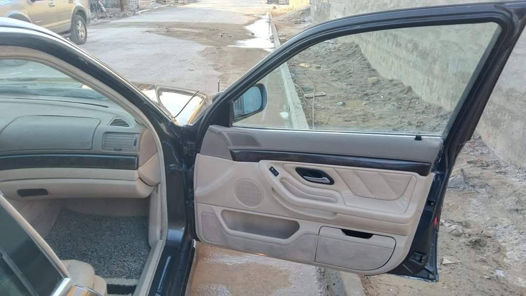 السلام عليكم
بي ام خفاش 740 اصل سنوية وبليتة 
موديل 94 مكينة 8 كير تمساح 
تبريد شغال داخل بيجي 
رقم بغداد بسمي سعر 75 
مكان سيارة كوت  ***********
