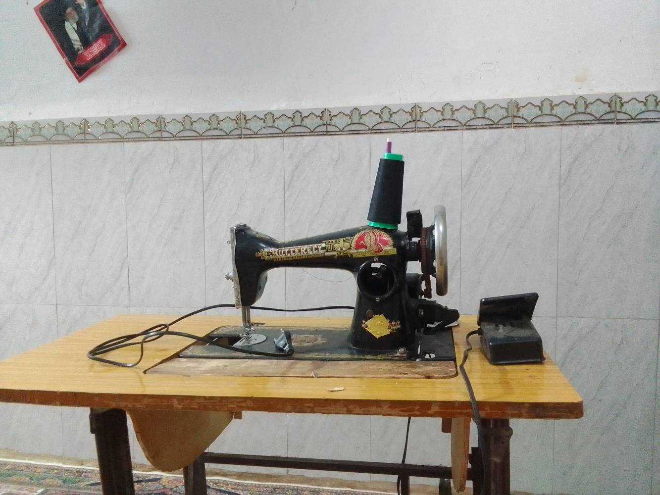 مكينه للخياطه نضيفه كلش ما بيهه شي وتشتغل بس احنه جبنه جديده وردنه نبيع هاي