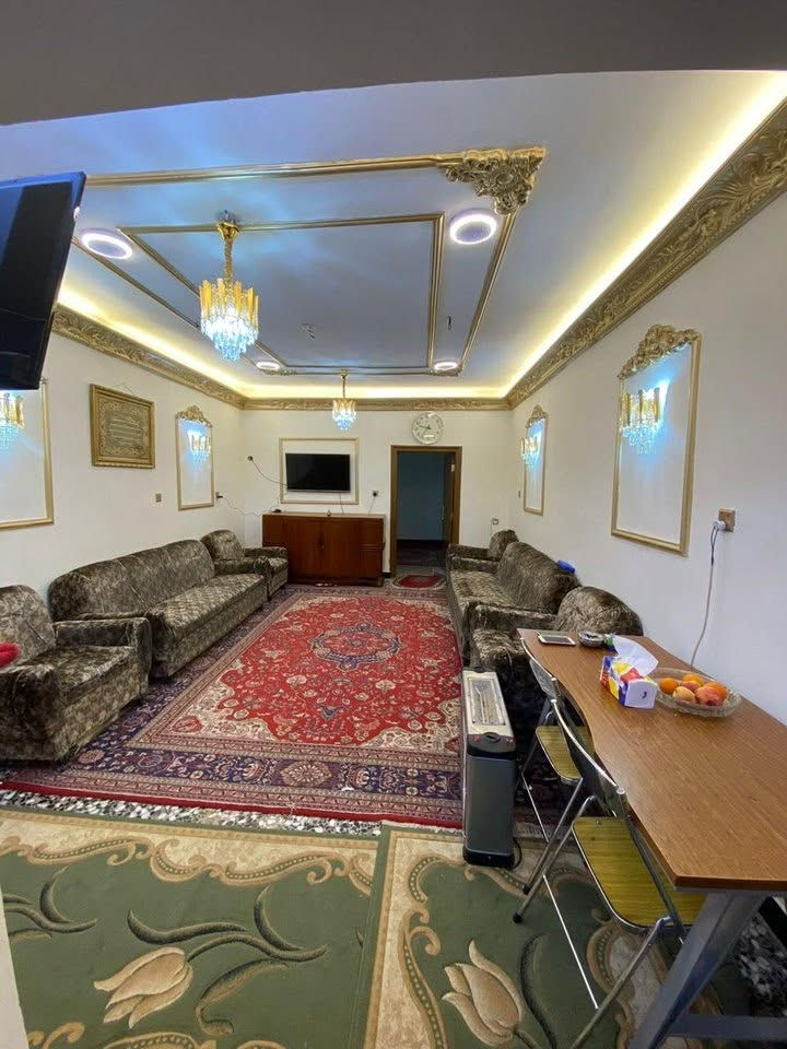 � للبيع دار سكني مميز – بغداد / السيدية / حي الشباب
📍 موقع مميز جداً وقريب من الشارع العام، وفي منطقة سكنية هادئة وقريبة من جميع الخدمات.

📐 المساحة: 120 متر مربع – ملك صرف/منفصل
🏠 بناء طابقين
🛠️ تم تحديث وتجديد البناء بالكامل عام 2025

🔹 تفاصيل الدار:

• 3 غرف نوم 🛏️
• غرفة استقبال للضيوف
• هول داخلي
• مطبخ 🍽️
• 3 حمامات 🚿
• كراج صغير 🚗
• سطحين
• تصميم عملي ومناسب للعائلة

📍 الموقع والخدمات:

✅ قريب جداً من مدرسة أميمة الابتدائية
✅ قريب من مدرسة الثبات المتوسطة
✅ قريب من الشارع العام
✅ قريب من الأسواق والمحلات وجميع الخدمات

⭐ موقع ممتاز + بناء محدث حديثاً + مساحة مناسبة للعائلة

💰 السعر: يُذكر عند التواصل

📞 للاستفسار أو تحديد موعد للمعاينة، يرجى التواصل على ***********.
