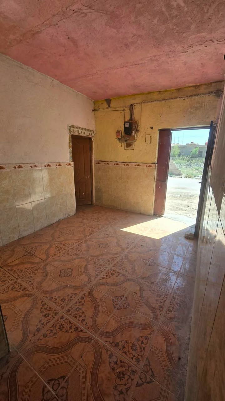 دارسكن وقف سني مسجل اصولي المساحة 200م العنوان بصره أبي الخصيب العوجه شارع الصوالح بيت فارق اتكاتب وستالم مفتاح 🔑 يتكون من غرفتين ودواني وصاله ومطبخ كراج صحيات خارج وداخل السكف اعكاده سعره 45مليون وبيه مجال الاستفسار اتصل ***********
