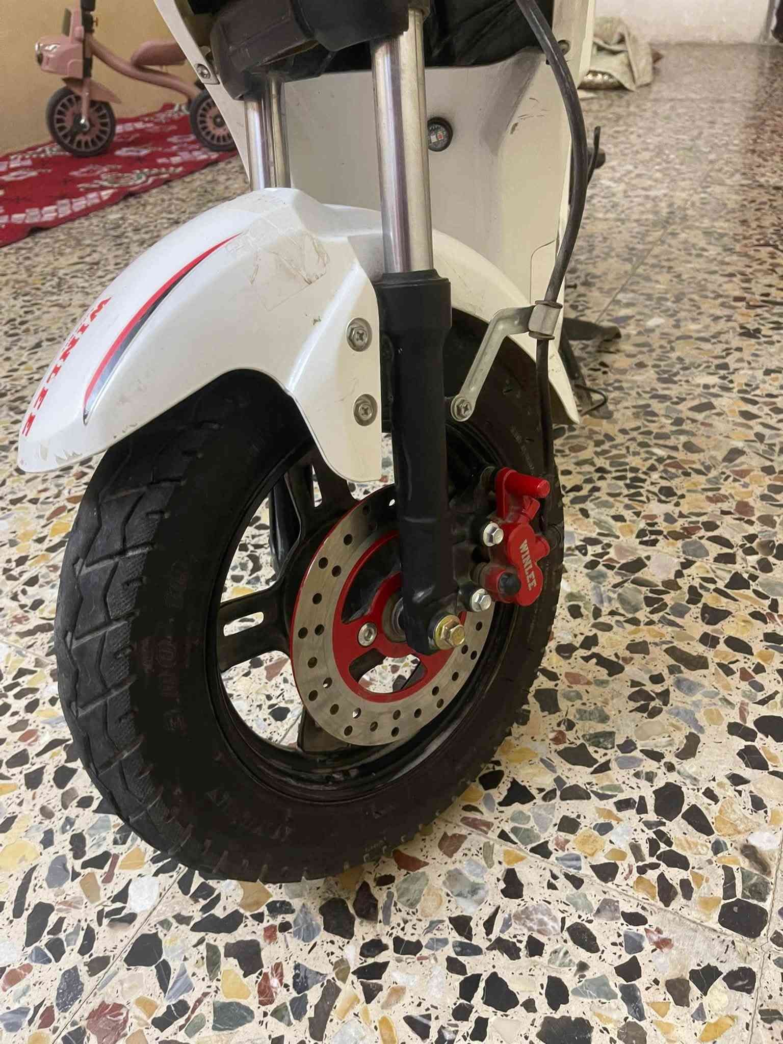السلام عليكم 
دراجه 9R الدراجه جديده استعمال قليل 
5 بطاريات 🔋 
حساسات شغاله 
بك شغال 
4 نمر 
نشرات داخليه وخارجية 
بيها بس الهورن ميشتغل 
وبطاريه وحده البرغي مالتها سايف بس البطاريه شغاله ممئثره 
الجفوف مال بايدر موجودات بس مشادهن 
السعر 500 وبيها مجال مكاني بغداد قرب التاجيات 

مكلف بل نشر 
***********
