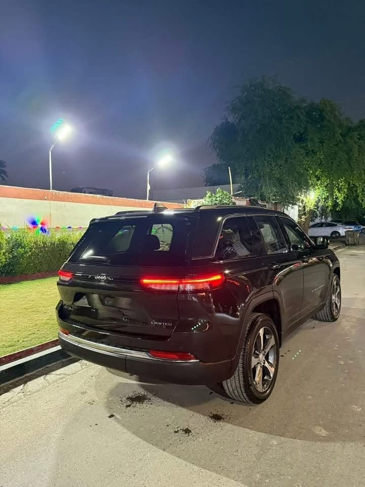 السلام عليكم
Jeep Grand Cherokee Limted  2023
 السياره جديده جدا    حادثها جاملغ وبدلته نفس لون  فقط
ماشيه 39 الف  
.
 المواصفات الأساسية:
 • الموديل: Jeep Grand Cherokee
 • الفئة: Limted  
 • السنة: 2023
 • المحرك: V6 سعة 3.6 لتر 
خزن ميموري 
*رقم بغداد باسمي
 *5 راكب المرغوب
*شفتات سرعه
 *جنطه كهرباء
*اربع انظمة قيادة
*رادارات مانع تصادم 
*اوتو ستوب خروج عن المسار 
*تشغيل عن بعد 
*تدفئه  مقاعد امامي خلفي مع المقود   
*شاشه الكبيره  
* رادارات جانبيه خلفيه 
* تحذير الخروج عن المسار 
* تحذير النقطة عمياء  .
* نظام تحذير عند التقاطعات.  
* المصابيح الأمامية LED.
* كشافات الضباب LED. 
* دخول ذكي. 
* بصمة  للدخول الذكي. 
* حساسات خلفية.
السيارة من انظف الجيبات الموجوده بلعراق
حادثها جاملغ فقط بدلته نفس لون 
بدون دواخل بدون قطرة صبغ 
مكفوله من دعاميه للدعامية
لونها مميز    
وعليها رقم شبه مميز
السعر 345 ورقه وبيها مجال بسيط للشراي 
الاتصال على الرقم 
***********
***********
مكاني بغداد زيونة
