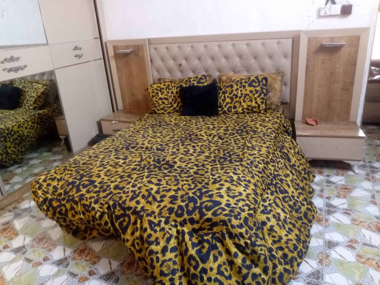 السلام عليكم غرفه تركيه للبيع  بسعر مناسب ب125 وبيها مجال كلش بسيط  للتواصل
***********
المو شراي لا يتصل
