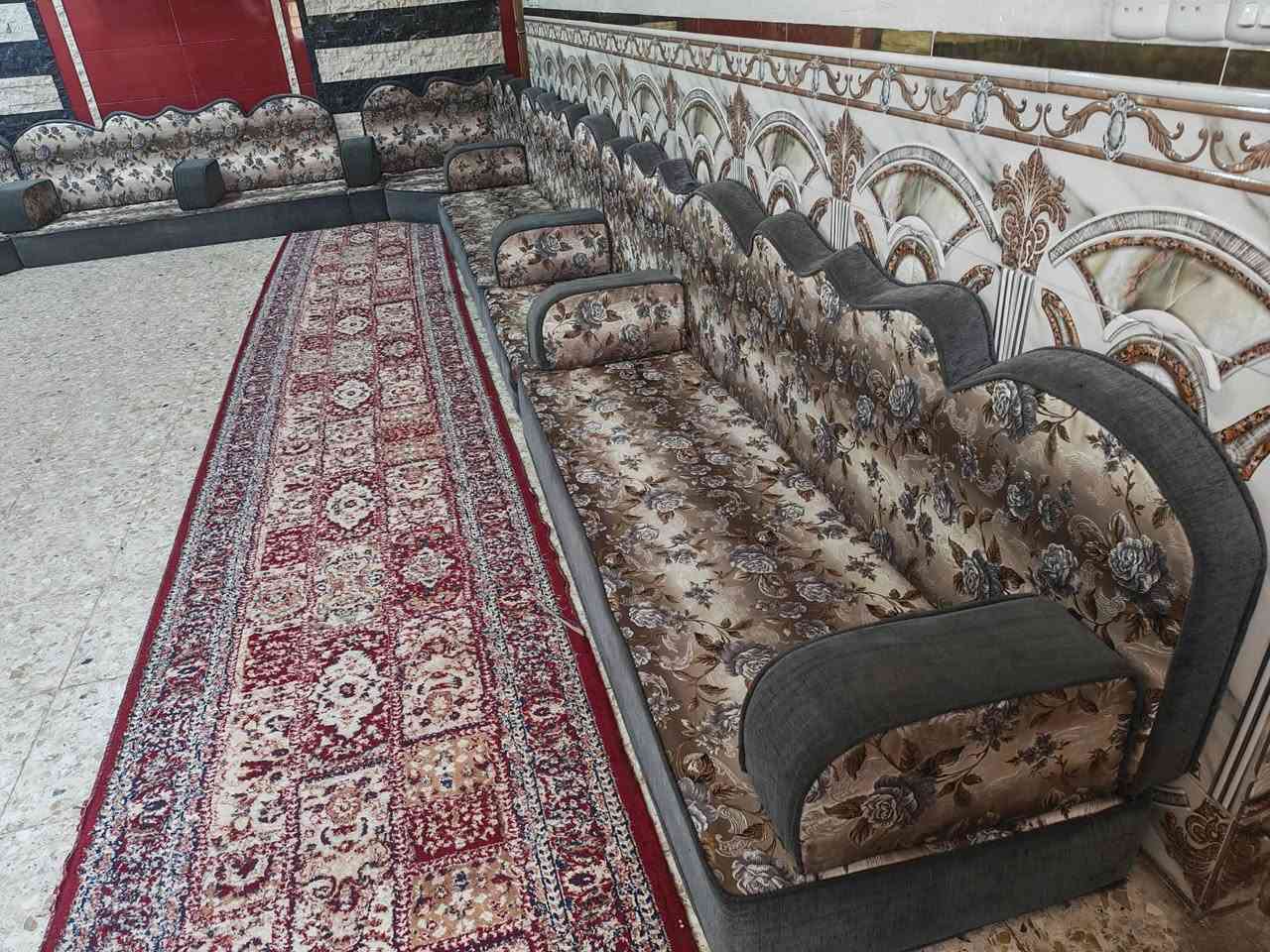 السلام عليكم ورحمه الله وبركاته  ديوان دوار ٨قطع (٥ كبار و٣زغار اثنين منهن ركن يصيرن)
السعر ٣٠٠ وبي مجال نظيف واخوو الجديد
 ***********

