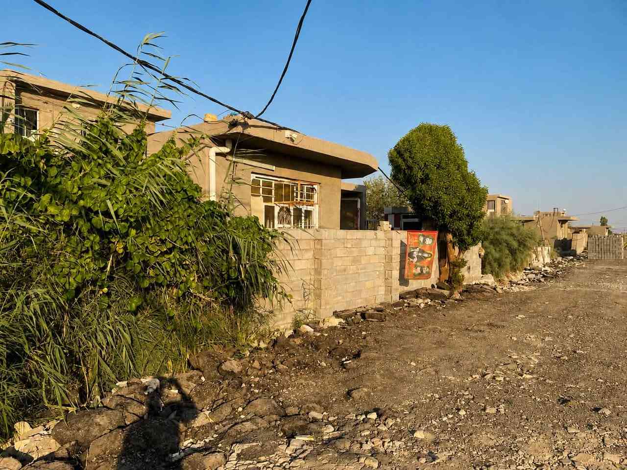 بيت للبيع او المراوس في منطقة الحميدية
مساحة البيت ٢٠٠ متر 
مساحة الحديقة ٦٠٠ متر

البيت يتكون من غرفتين نوم صحيات داخلي
صالة مطبخ استقبال
صحيات خارجي 

السعر ٩٥ 

الرقم:*********** ابو حسين
