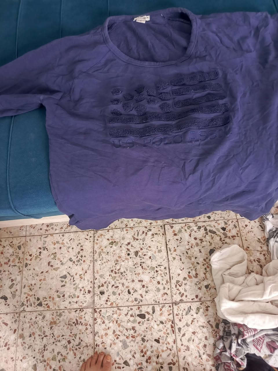شليف ملابس للبيع  تراك اطفال درزن مشكل قميص 5قطع كيمونه اطفال 8قطع  روب نسائي 40قطعه  تراك ترهيم 4  بجاين نسائي 7 تشيرت 5قطع  هذا نموذج منهن شليف  يحتوي اكثر من 100قطعه بي جديد وبي مسخدم سعر 50 اتواصل ***********
