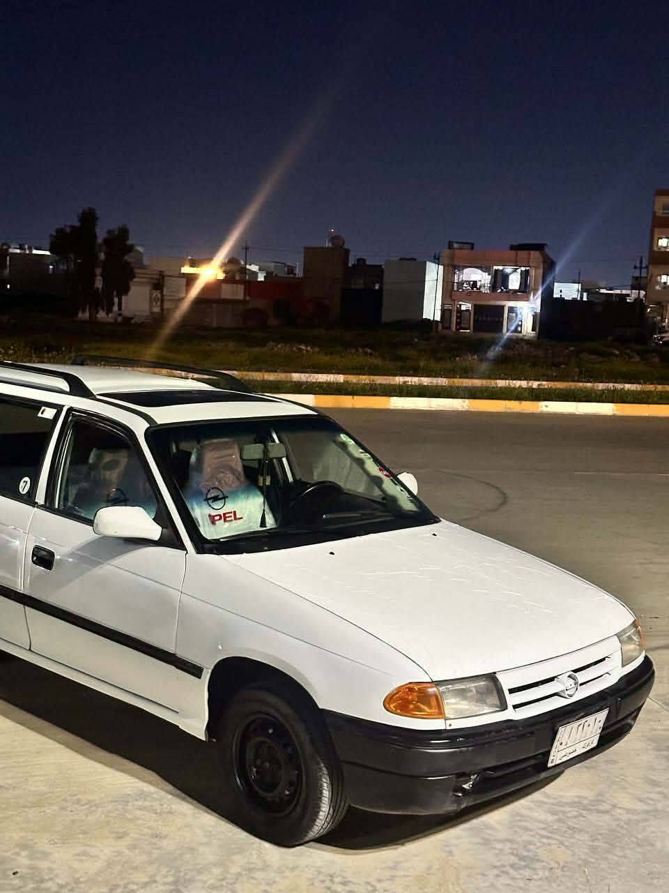 اوبل استرا ستیشن مودیل 1993 محرك 16 ، بطاقە بنزین موجود کیر محرك تحویل بشرط 33 مجال رقم *********** كركوك, العراق
