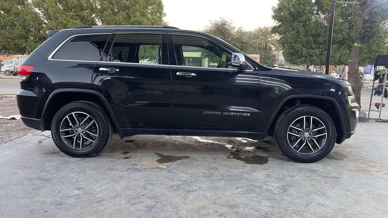 سلام عليكم جيب المت شيروكي 2018فول مواصفات ما عدا الفتحه حادث امريكا مصلح اخو الجديد سعرهه 200وبيهه مجال بسمي ***********
