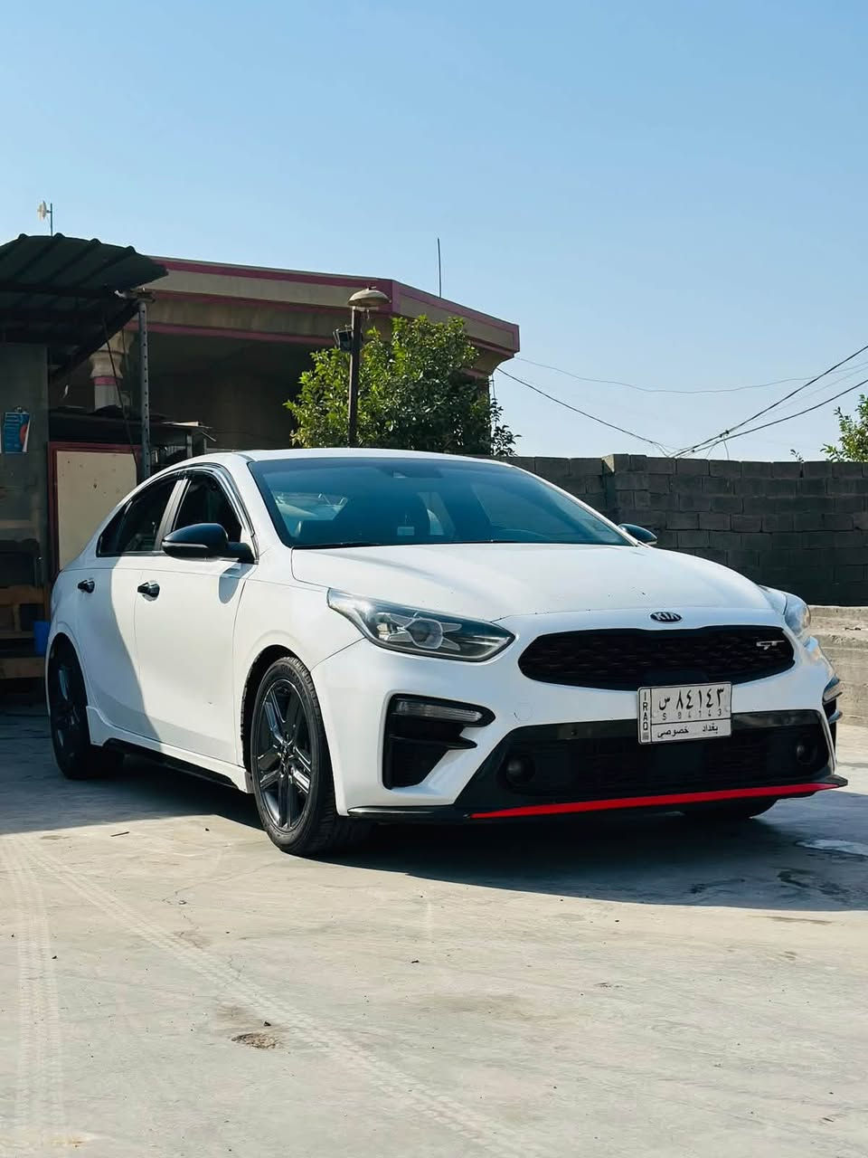 كيا فورتي 2020 امريكي GT
فول مواصفات واحد على واحد 
2000 دوش كير AT المرغوب 
حادثها موضح بالصور جاملغ وبنيد 
بدون شاصي بدون دواخل بدون لغد فقط ايرباك ستيرن 
سنويه تحويل مباشر 
اتصل على الرقم واتس متوفر +964 784 357 8784
مكان السياره بغداد
