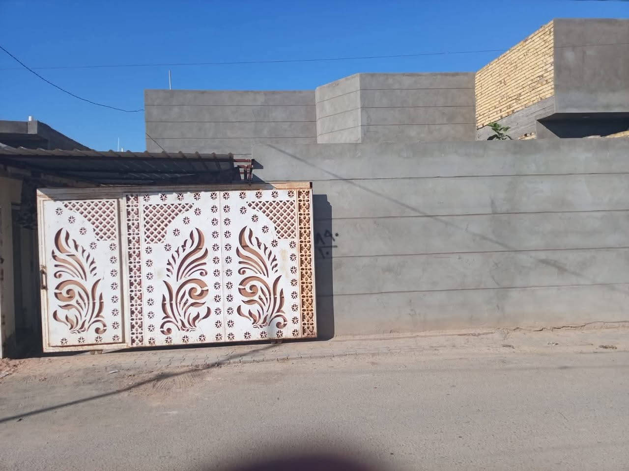 بيت اللبيع طابو زراعي المساحه ٣٠٠ متر حي الأمين شا رع الأولى بناء غرفتين وصاله مطبخ واستقبال كراج سياره حديقة تصال على رقم ***********
