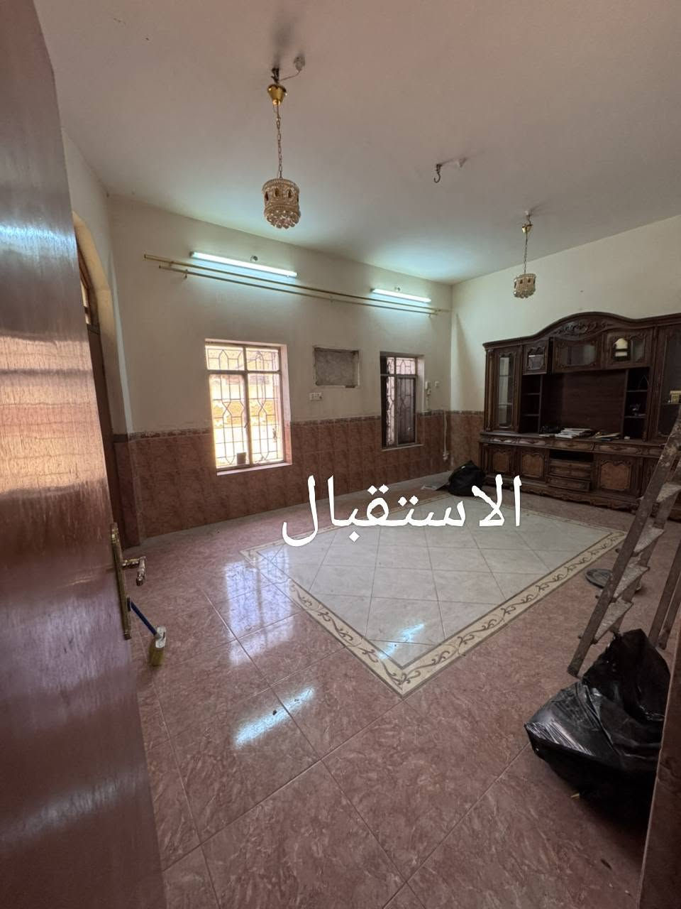 الدار للبيع 
العرضات خلف كراج بغداد مباشرة
التفاصيل:-
البناء2016
عددالغرف5
استقبال 1
الصالة 2
الحمامات2
التواليت3 (شرقي وغربي)
مطبخ 2
مناور 2
مخزن 
مقطورة ماء عدد 2
منظومة ماءRO
منظومة كاميرات
سبلت 5طن
ماطور ماء

نص مكتوب في الصور:
- صالة الطابق 1
- الاستقبال
- غرفة منام 1
- واجهة البيت
- الدار للبيع العمارة العرضات خلف كراج بغداد مباشرة المساحة 200م الاستفسار ع الخاص او الاتصال *********** مساحة واسعة 200م موقع مميز خلف كراج بغداد الوثائق كاملة جاهزة للسكن