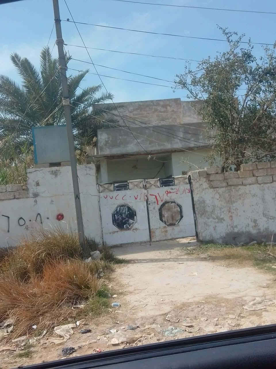 السلام عليكم قطعه أرض الكاطون الرازي شارع المدارس مساحة ٣٠٠ متر نصه بيت قديم التواصل ***********
