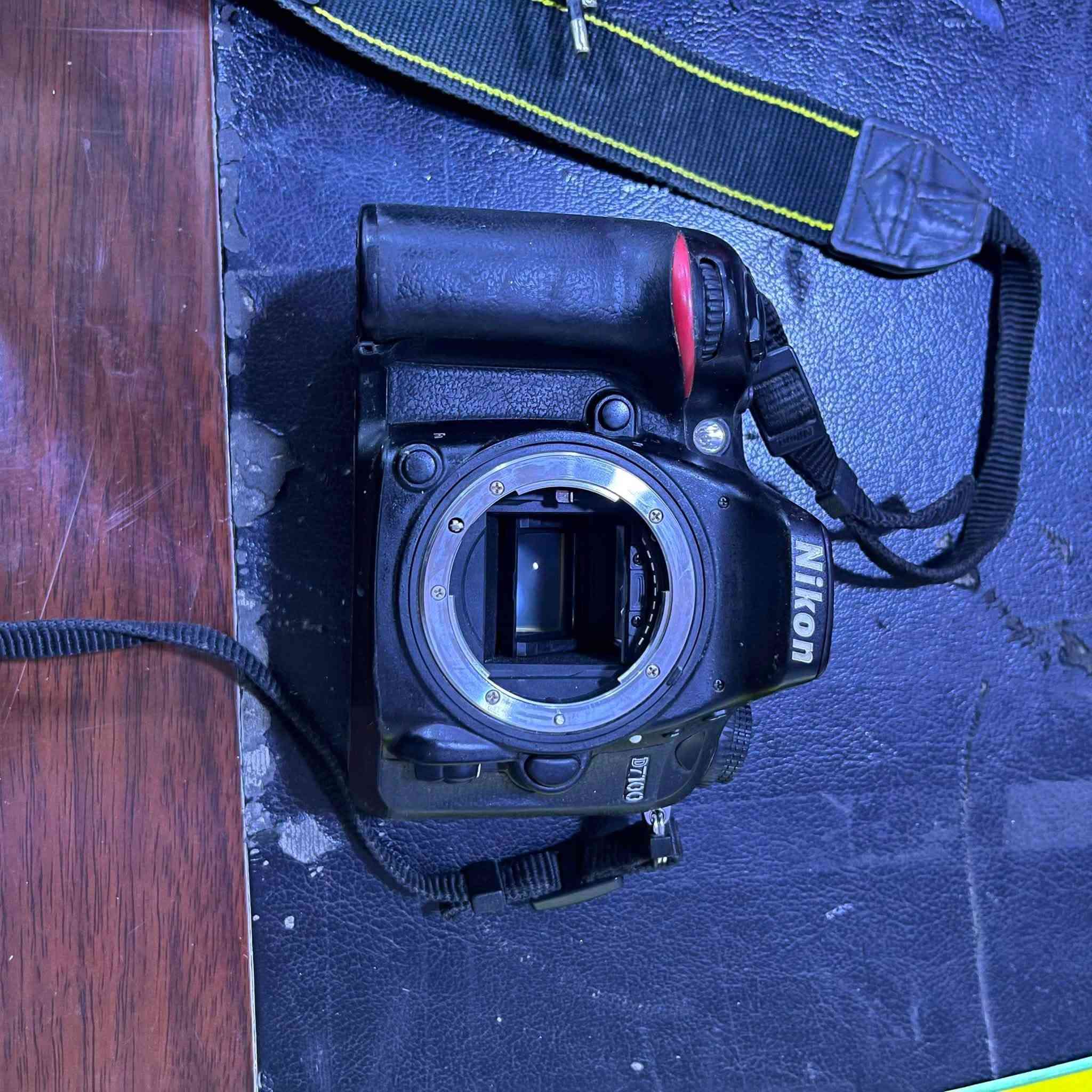 نيكون d7100 للبيع 
كامرة نظيفة ما داخله صيانة ابد على ايد شخص واحد 
وياها عدسة 18-105
وشاحنة الاصلية موجودة 
بطاريات عدد2
جلاتين حماية 
والكارتون مالتها هم موجود مع كامل الملحقات 
السعر 400
المكان بابل يتوفر توصيل كافة محافظات العراق 
تواصل عالخاص دايركت او واتساب ***********
