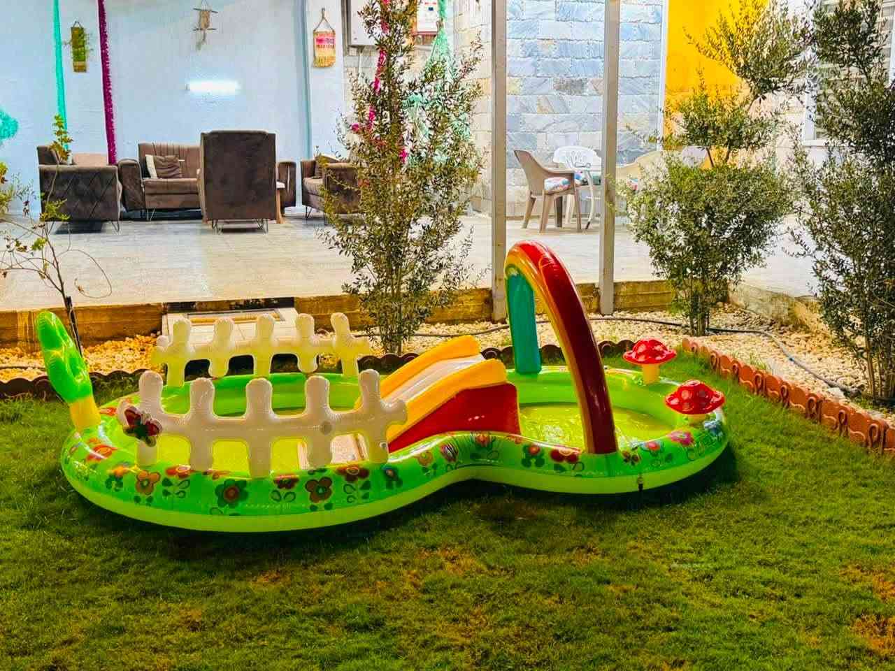 مزرعة أثر للايجار اليومي مكانها البو عيثة 🌼
محتويات المزرعة 

حديقة كبيرة جداً 🏝️
مساحات خضراء واسعة 🌿🍀
مسبح للكبار 🏊🤿
مسبح للاطفال 🏊‍♀️
كرة يد 🏀
كرة قدم ⚽️
باربيكو خاص بالشواء 🍖
كراج يتسع لعدة سيارات 🚙🚗
بليارد 🎱
منضدة 🏓
تنس 🎾
جلسات خارجية وداخلية 🛋️
موثقة في تطبيق اجرلي✔️ 

سعر الشفت الصباحي 150 الف 
سعر الشفت المسائي 200 الف 
عدا يوم الخميس والجمعة 

للحجز او الاستفسار اكثر الاتصال بالرقم 
***********
