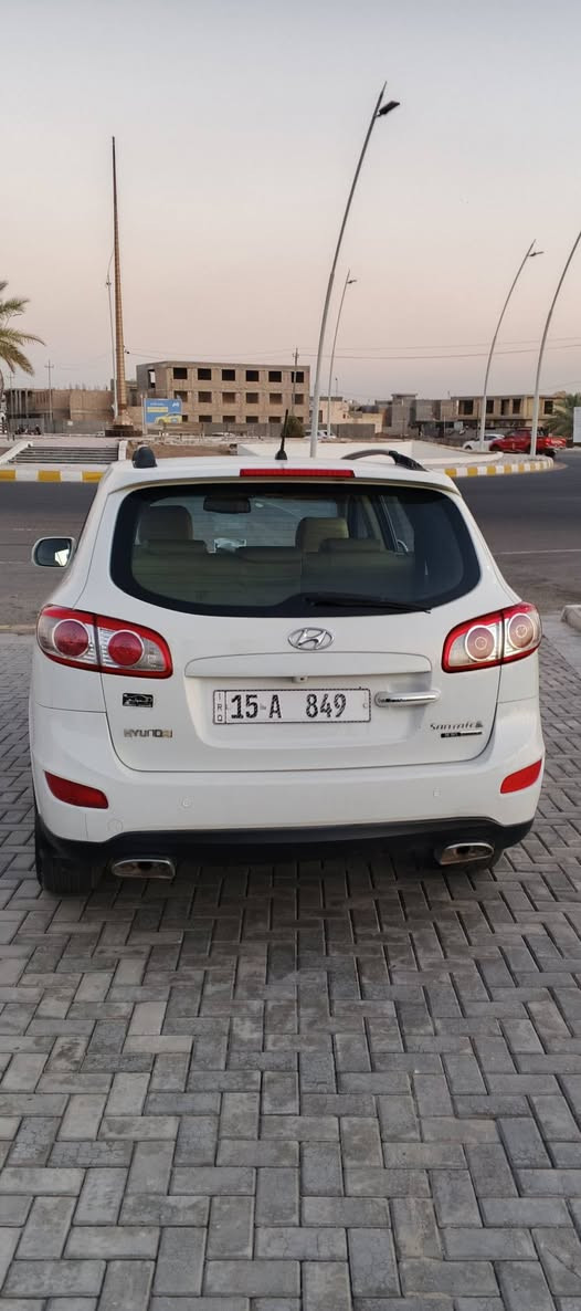 للبيع ، سيارة  كفاله عامه
عائلية مميزة ومرتبة :
​نوع السيارة: هيونداي سنتافي (Hyundai Santa Fe).
​لون السيارة: أبيض (لون ملكي ونظيف، مثل ما موضح بالصور).
​رقم اللوحة: الانبار، تحويل مباشر. 
​الموديل: [2011].6 سلندر 3500،  7 راكب. 
​حالة المحرك والگير: ماشاء الله، خير من الله ، كل  الوظائف تعمل بكفاءة.
​التبريد والتكييف: تبريد ثلج شغال بجميع الدرجات وممتاز جداً لسفرات الصيف والشتاء.
​الإطارات: الإطارات كله جديد. 
​ملاحظة إضافية: السيارة جاهزة من كلشي، وما تحتاج أي مصروف أو شغل إضافي، توكل واشتري واستلم واطلع.
​السعر: [ 165]. بيها مجال بسيط حگ الجية. 
​مكان السيارة: [ الأنبار - الفلوجه ].
​للإستفسار:   ***********
***********.
