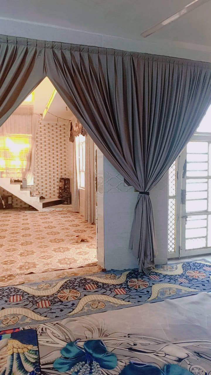 للبيع بيت في كربلاء المقدسة، طويريج، منطقة ام جمل.
قريب على شط الله والمنطقة السياحي 
٢ كيلو عن طريق كربلاء المقدسة 
مساحة البيت 200 متر، بناء حديث درجة أولى.
البيت يحتوي على:
كاونتر تفصال كامل طباخ منظدي+ شافطه دهن 
البرد تفصال هم موجودات ويا البيت 
- استقبال
- صالة
- غرفة نوم
- مطبخ
- صحيات داخلية وخارجية
- طارمة
- منور
- تخطيط للطابق الثاني: 3 غرف نوم
مواصفات البناء:
- طابوق
- سيراميك  السقف
- أرضية بورسلين
- ماء وكهرباء كاملين
- خط مولد ذهبي
الموقع مميز:
- قرب مدرسة ابتدائية ومتوسطة وإعدادية
- يبعد عن الإمام الحسين (ع) 15 كيلو
السند: سند 25، قرار محكمة، تحويل بأسم المشتري.
السعر: [70 وبي مجال بسيط].
***********
***********
بيع مراوس عادي
