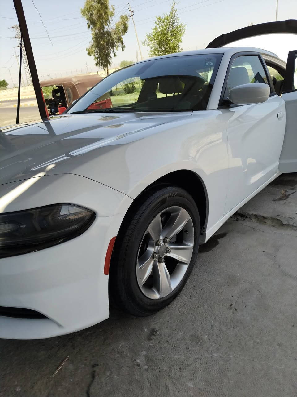 السلام عليكم جارجر للبيع SXT خليجي  أبيض 
رقم بغداد 
السعر 205 ورقة بيها مجال 
بيها بارد جاملغ خلفي بسيط فقط 
السيارة نظيفة ومكفولة 
مواصفات نص فول 
مكاني العمارة - هاتف اتصل وتدلل ***********
