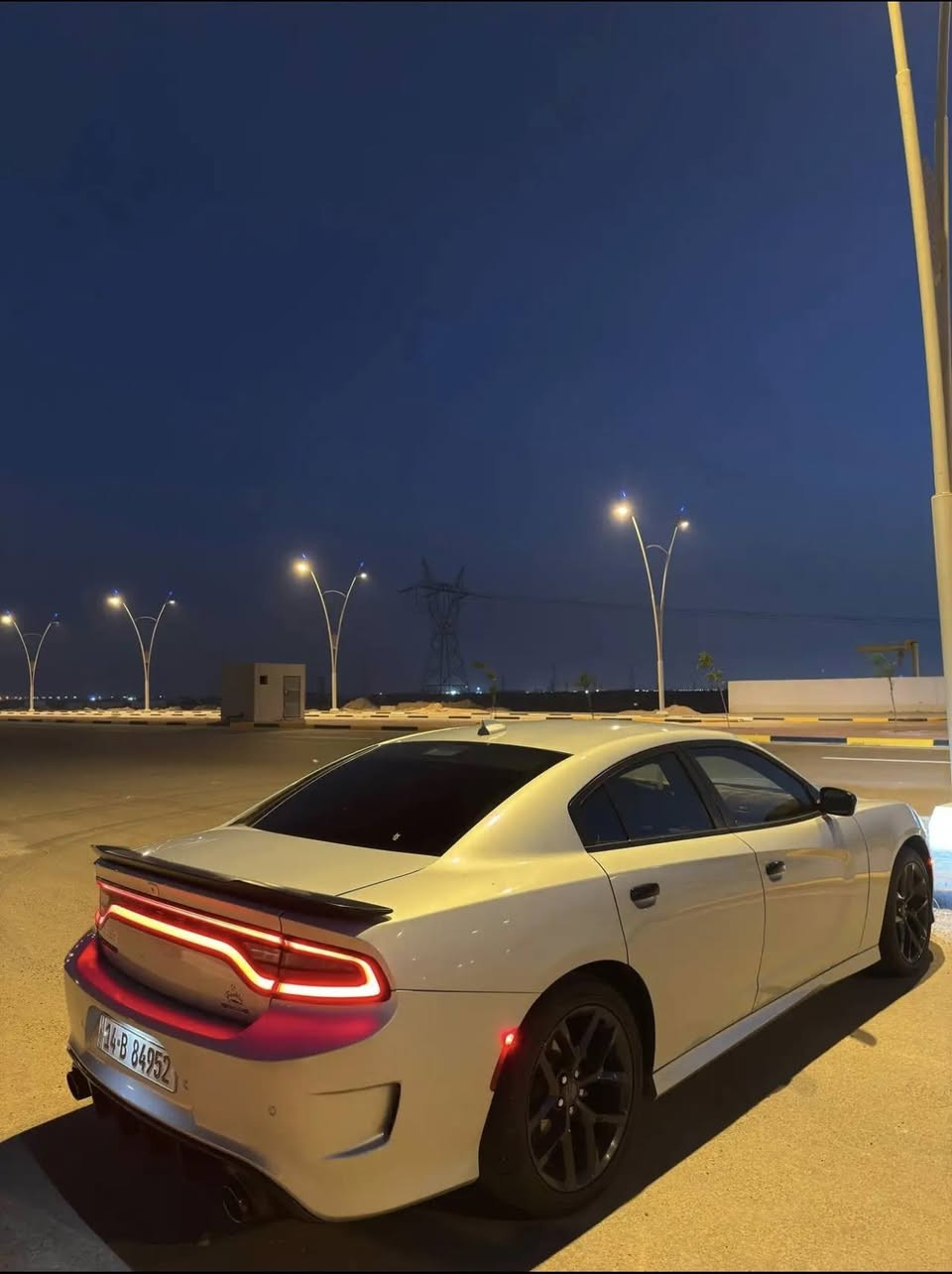 السلام عليكم 
دوج جارجر 2023 Sxt اصل الاصدار الاخير
البدي كفاله عامه وصور الحادث موضحه بالصور دعاميه اماميه فقط
سياره جديده وبعدهي ع وضع الشركه ماشيه 50 الف ميل  جاهزه من كلشي 
محرك 3600 تو ويل
رقم بصره تحويل سنويه لـ2030
السعر 230 وبيه مجال مكاني البصرة الزبير
***********
