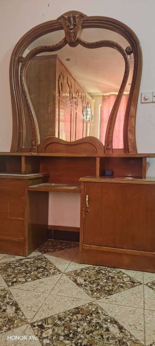 غرفة خشب ساج نضيفه وحلوه للبيع المكان كربلاء الحسينيه ام الحمام للاتصال عله الرقم او وتساب ***********
