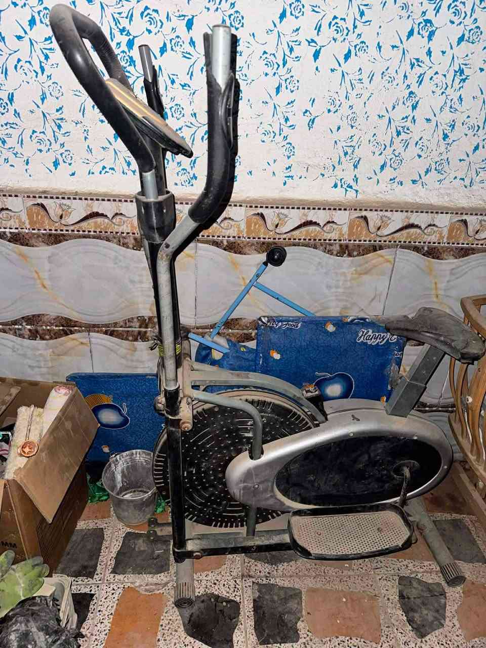 ((مكلف بلنشر ))
باب رئيسي رتفاع 2متر والعرض 180
وثاني عرض 1 متر والارتفاع 185 الشباك 
متر ونص في متر ونص الحديد ثقيل 

‭***********‬
