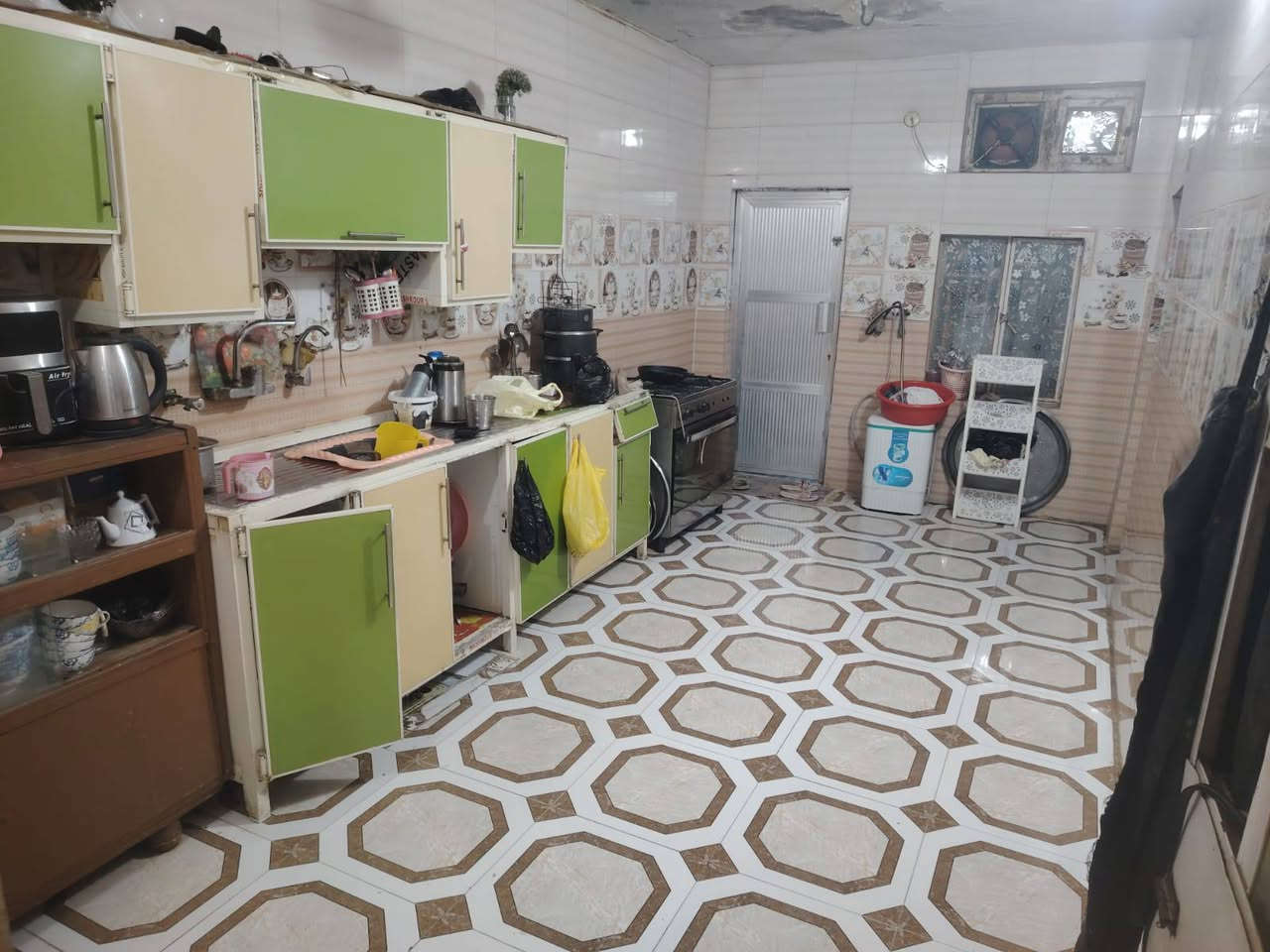 ​🏠 بيت للبيع في حي النفط
📍 الموقع: بداية الشارع الأول
📐 المساحة: 250م (طابق واحد)
🔹 التفاصيل: استقبال، مطبخ، هول، غرفتين نوم، صحيات (داخلية وخارجية)، كراج، وحديقة.
​📞 للاستفسار والاتصال: ***********

