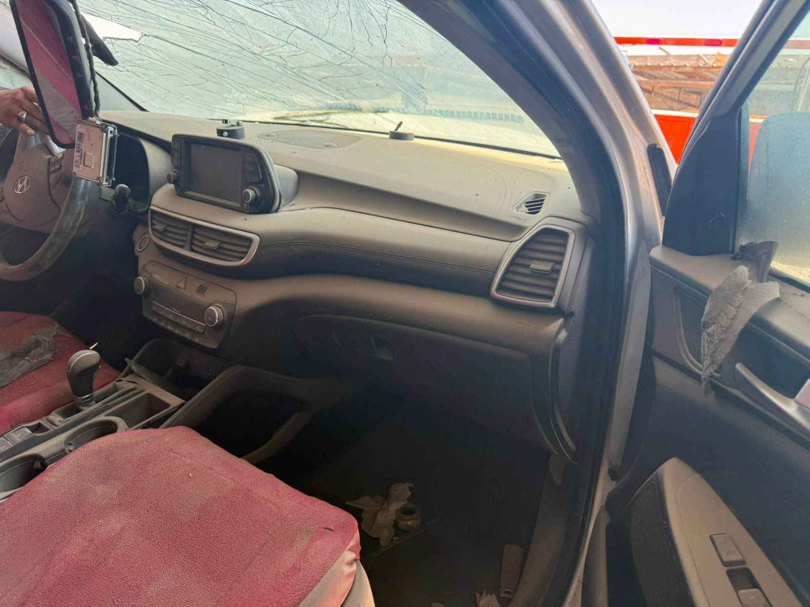 هيونداي توسان موديل 2021 وارد امريكي رقم اربيل شرط التحويل 
السيارة بيها حادث ابيع على وضعها كير مكينة كفالة 
سعرها 75 وبيها مجال 
مكان السيارة بغداد جسر ديالى الجديد 
الاتصال *********** بغداد, العراق

نص مكتوب في الصور:
- 0770925