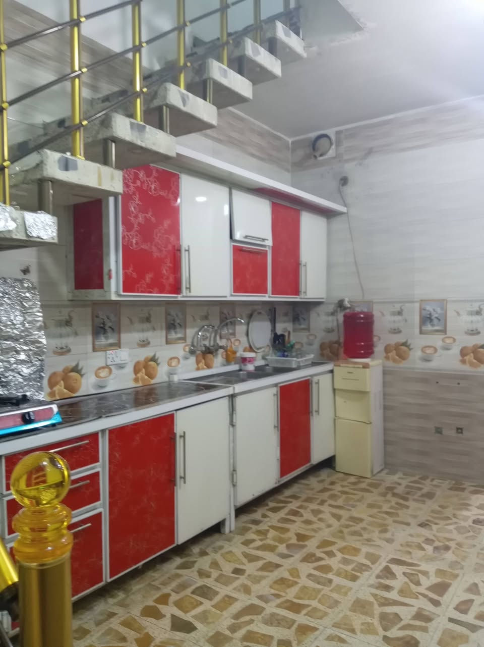 بيت 60 متر يحتوي على ثلاث غرف وحمامات اثنين فوك وجوة وغرفة جوة وغرفتين فوك يحتوي على جميع الخدمات موقعة جيد على شارع سوك2 ومولدات 2 وراس الفرع صيدليه واسواق وعيادة بيطرية موقع سوك اربع الاف قرب عيادة البيطرية للستفسار ***********
