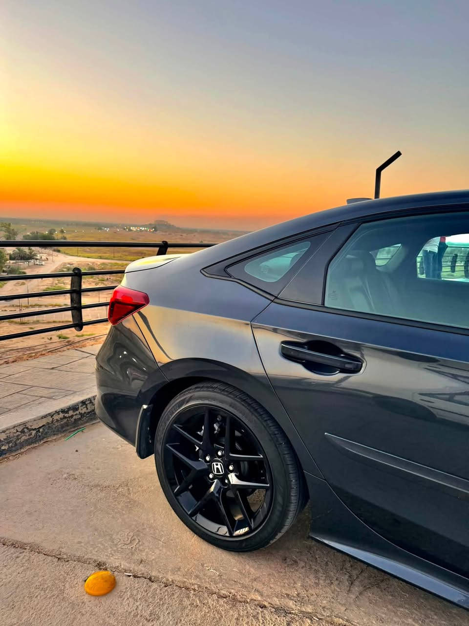 للبيع | Honda Civic Sport Hybrid موديل 2025
• الموديل: 2025.
• الفئة: Sport Hybrid.
• نوع الوقود: هايبرد (بنزين + كهرباء).
• سعة المحرك: 2.0 لتر.
• القوة الإجمالية: 200 حصان.
• ناقل الحركة: e-CVT أوتوماتيك.
• نظام الدفع: أمامي (FWD).
• استهلاك وقود اقتصادي جدًا.
• جنوط رياضية قياس 18 إنش.
• إضاءة LED أمامية وخلفية كاملة.
• شاشة وسطية تعمل باللمس.
• شاشة عدادات رقمية.
• يدعم Apple CarPlay وAndroid Auto لاسلكيًا.
• شاحن لاسلكي للهاتف.
• دخول وتشغيل ذكي بدون مفتاح.
• تشغيل السيارة عن بُعد.
• مقاعد رياضية بتنجيد فاخر.
• مقود متعدد الوظائف مع بدلات تبديل السرعة (Paddle Shifters).
• مثبت سرعة راداري ذكي.
• نظام المحافظة على المسار.
• نظام التحذير من الاصطدام مع الكبح التلقائي.
• نظام مراقبة النقطة العمياء.
• كاميرا خلفية متعددة الزوايا.
• حساسات أمامية وخلفية.
• مكيف أوتوماتيكي ثنائي التحكم.
• فرامل إلكترونية مع Auto Hold.
.السعر 142 ورقة.
٠للاستفسار:***********
