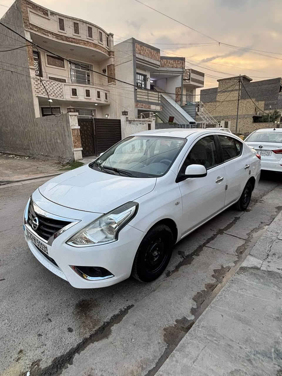 السلام عليكم
نيسان سني هندي بليتة زركة ٢٠٢٠ 

رقم اربيل بأسمي شخصياً وبعدها الهزة ما ساقطة 

السيارة كاملة وجاهزة 

تخم تاير جديد

صدر امامي خلفي جديد 

بيها قطعة صبغ 

وشوية بارد بجاملغ 

مكاني بغداد السيدية 

السعر. ٩٨ 

***********
