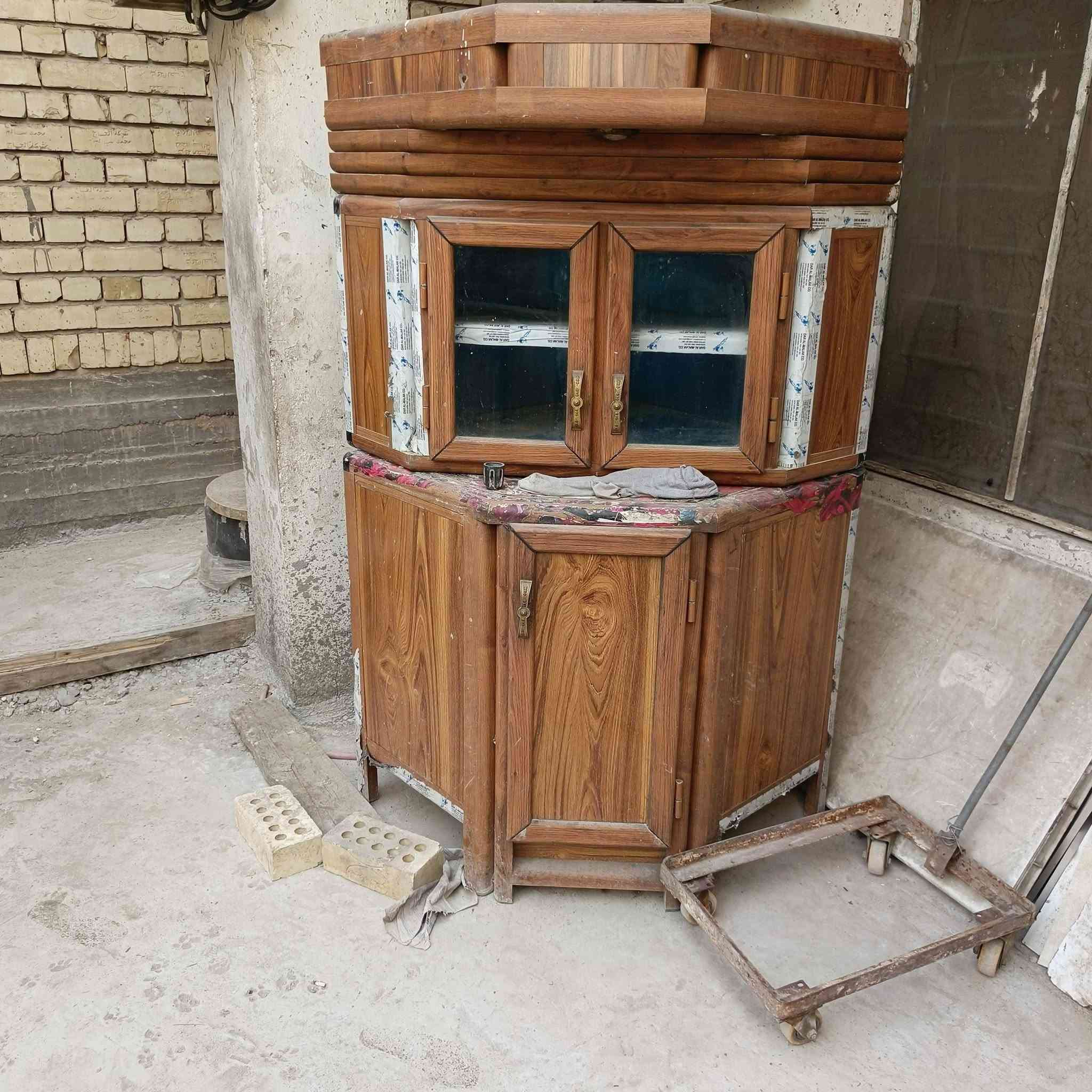 للبيع: كاونتر مطبخ ألمنيوم (mdf / خشابي) كامل مع ركنية – بحالة ممتازة!
​للبيع كاونتر مطبخ ألمنيوم بنقشة الخشب (خشابي) تصميم رزين ومتين، يتحمل الاستخدام وقوي جداً.
​المواصفات:
​النوع: ألمنيوم تغليف خشابي مع أبواب زجاجية شفافة/مظللة للأبواب العلوية.
​القطع:
​الكاونتر الرئيسي: يتكون من قطعة علوية متعددة خانات ورخام/تغليف ممتاز، مع قطعة سفلية تحتوي على أبواب ومجارير للتخزين.
​كاونتر ركنية (زاويّة): قطعة ركنية علوية وسفلية لاستغلال المساحات والتخزين الإضافي.
​الحالة:. الباب مخلوع والرجلين تك طاكة 
​السعر: 200 ألف دينار (قفل غير قابل للتفاوض).
​الموقع/التواصل: [بغداد منطقة الحرية ] / التواصل عبر واتساب  [***********].
