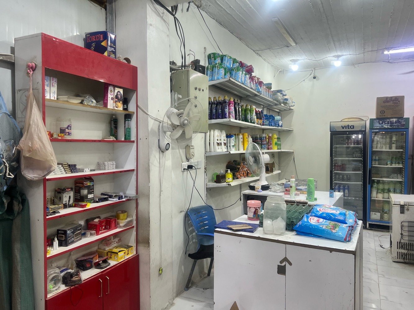 محل للبيع المكان نجف  المحل ركن في نص السوق وارده 350  وقابل للزياده انهمل بسبب دوام  المجمدات مو من ضمن المحل الايجار مالته ٣٠٠ السعر اربع ملايين وبي مجال  لل استفسار اتصل على الرقم *********** الرقم بي واتساب