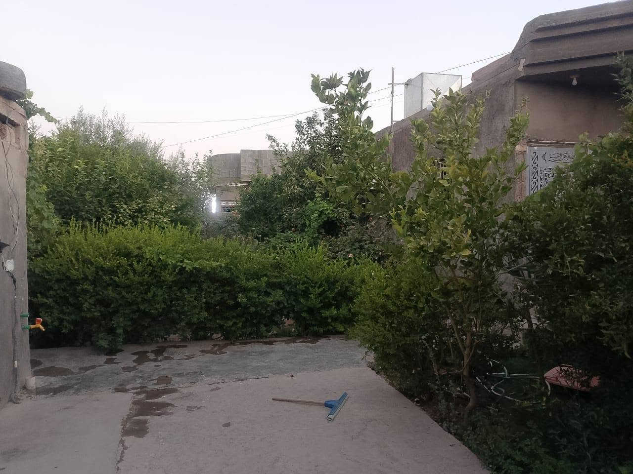 السلام عليكم بيت للبيع جاهز للسكن المكان حي الامين قرب مدرسة ابن قدامه ومعمل الازفلت القديم المساحه 400م ركن علا شارعين للاستفسار مراسله على الخاص او الاتصال علا الرقم ***********
