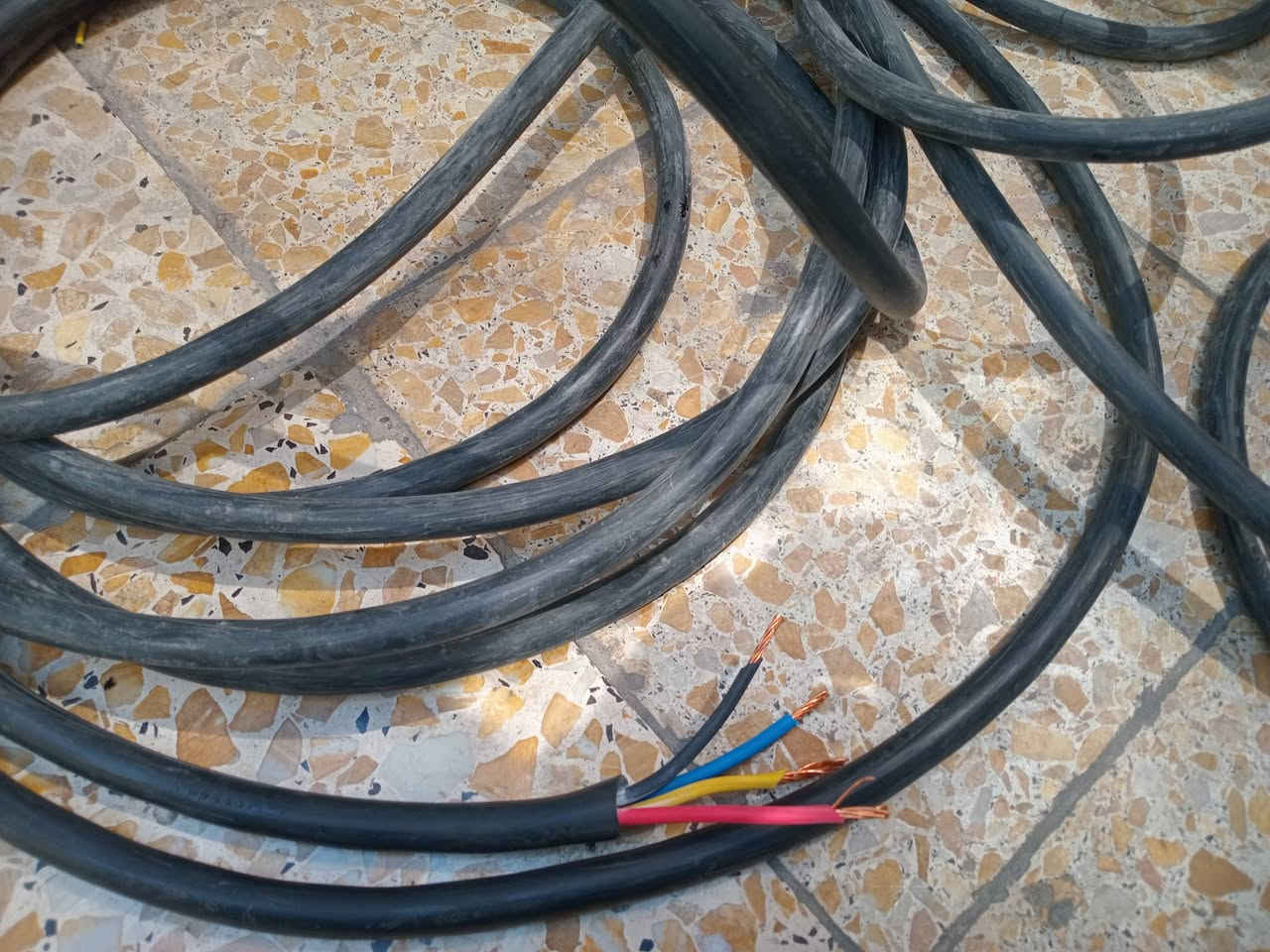 كيبلات للبيع  3قطع 4×10 اردني  الذهبية اصلي استندر 
1- طول 25متر
2-طول 18متر
3-طول 15متر 
العنوان بغداد الاتصال ***********
