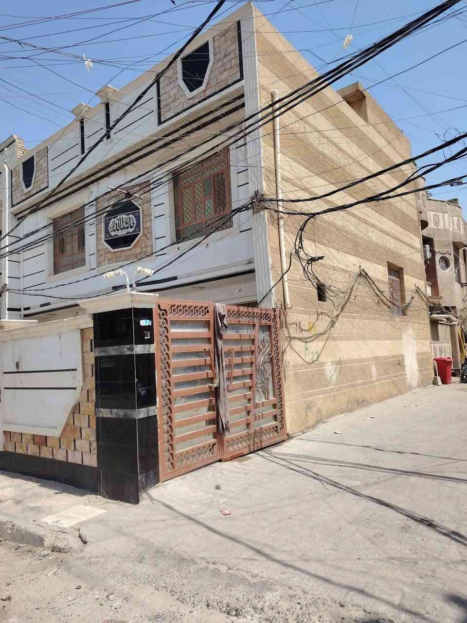 السلام عليكم بيت في شارع ابو الدهن البيت عالشارع العام ركن على الشارعين على الفرع وعلى شارع ابو الدهن مساحه البيت 130 متر الوجه 10 والنزال 13 البيت يتكون من استقبال 6 × 4 ومطبخ خمسه في اربعه وصاله اثنين في اربعه غرفه خمسه في خمسه في الطابق الارضي ثلاث غرف في القاط الثاني 6:00 مساحه الغرفه 6 × 4 5 × 4 الغرفه الثانيه والغرفه الثالثه 5 x 5 بنيان البيت 2019 مع العلم البيت تجاري وبي جراج 50 متر يعني تقدر تستغله محلات او تعوفه كراج السعر خاص ***********
