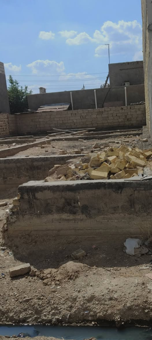 قطعه للبيع مساحه 200 مبينه بتلو ومدفونه  مقابل مدرسه نور المعارف الاهليه ***********

