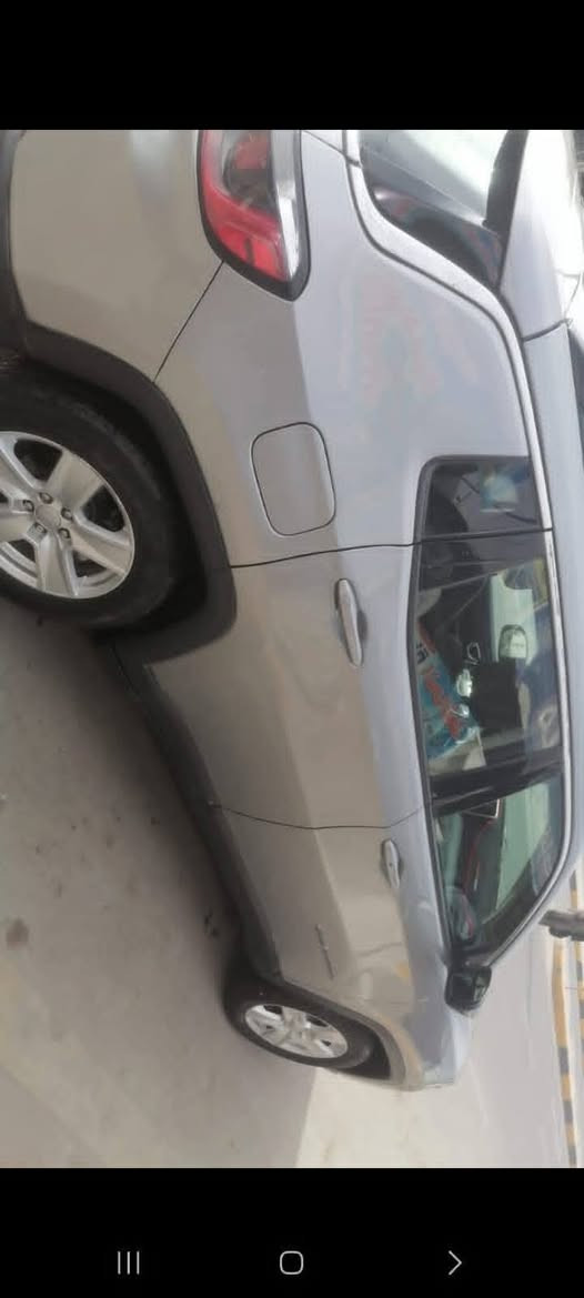 جيب كومباس لاتيود.2022  الشكل الجديد حجم المحرك 2400المواصفات رادار أمامي وجانبي شاشه كبيره تشغيل عن بعد صندوق كهربائي قياده 
 ذاتيه مثبت سرعه تحديد مسار  كشن كهربائي تبريد قطعتين تدفئه كشنات المقدمه مع المقود سستم صوت وهوايه مواصفات .وارد أمريكي باسمي حادث خلفي يعني بجم مقفل مثبت بالصور تبدل قطعه واحده باب نفس اللون اصلي مرقم بغداد باسمي .العنوان بغداد حي البنوك ***********

نص مكتوب في الصور:
- ١١:٢٦
- أنت
- ١٤ صورة • ١١ أبريل ٢٠٢٣
- ١١:٢٤ م
- ١١:٢٥ م