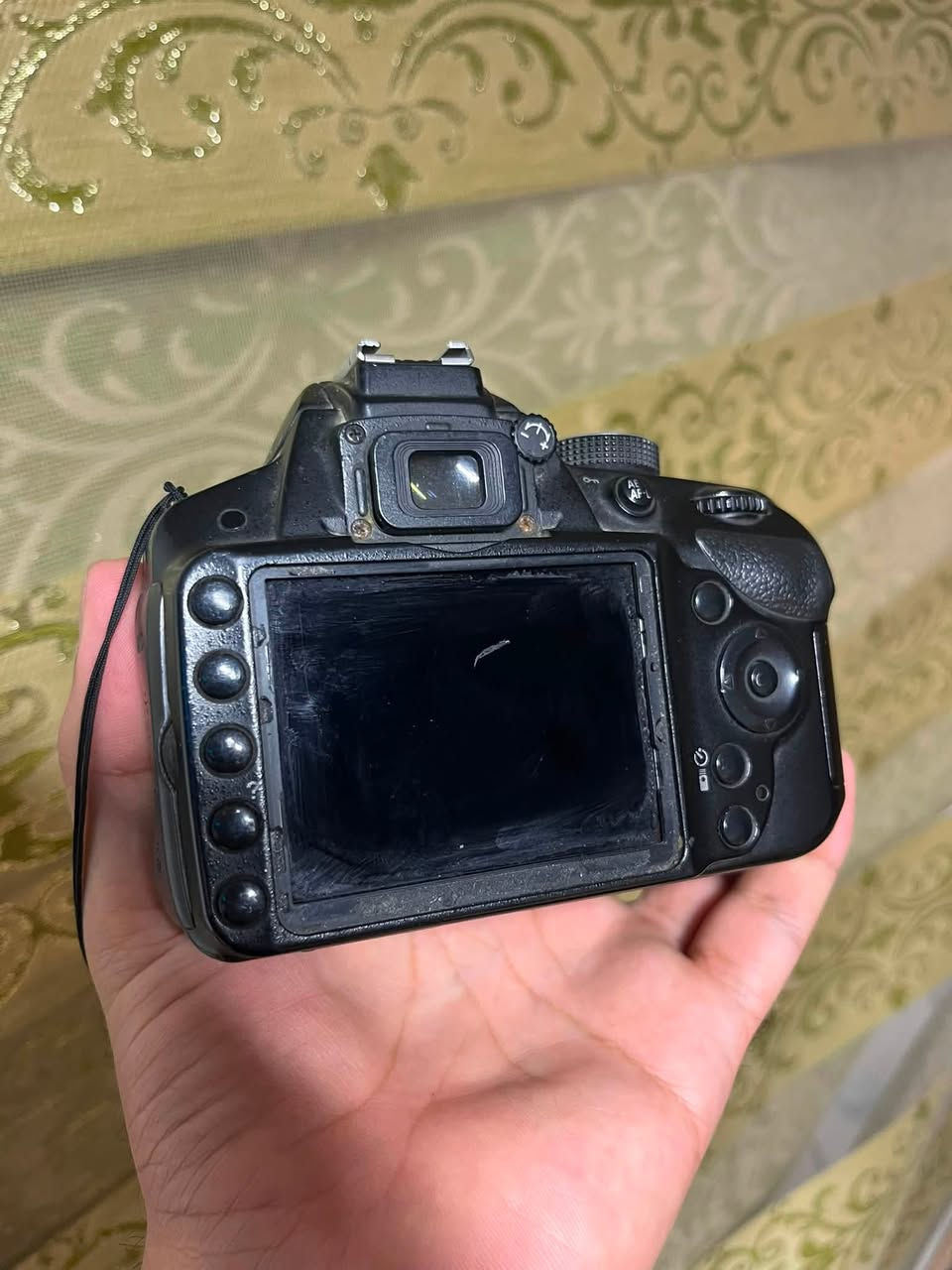 كامرا نيكون nikon D3200
‏عدسة 35 1.8 ثابتة
عدسة 18-55 
كراب دبل بطارية 
بطاريتين حالتهن متوسطة 
شاحنتين 
-جهاز نقل لا سلكي 

الغراض كلهن شغالات بدون عيب 
فقط كفر الشاشة صار بيه تراب بالداخل و فتحته

300 الف فقط  بيع مستعجل

*********** واتساب فقط
