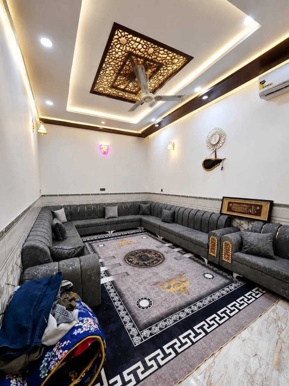 بيت مساحه ١٠٠ متر طابو صرف ثلاث طوابق يحتوي ع ٦ غرف صالتين ديوانيه مطبخ صحيات موقع تجاري الاسكان صناعي نهايه نزله ثالثه السعر ١٤٥ وبي مجال الشراي يتصل ***********
