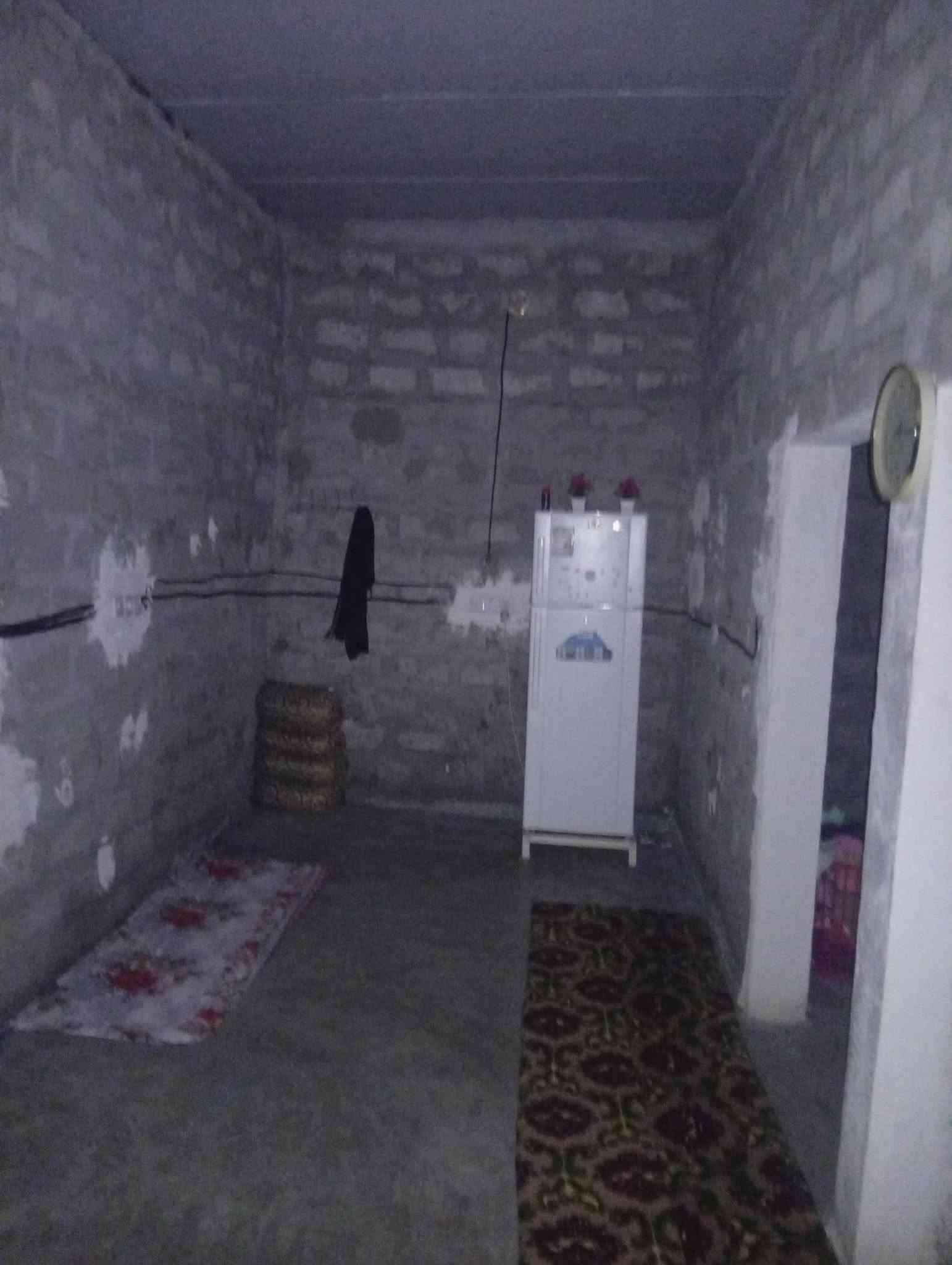 سلام عليكم بيت للبيع مكون غرفتين هول مطبخ استقبال حوش كبير ركن مساحت البيت 200بحي اشتي السعر 17 او بيه مجال رقم الهاتف ***********

