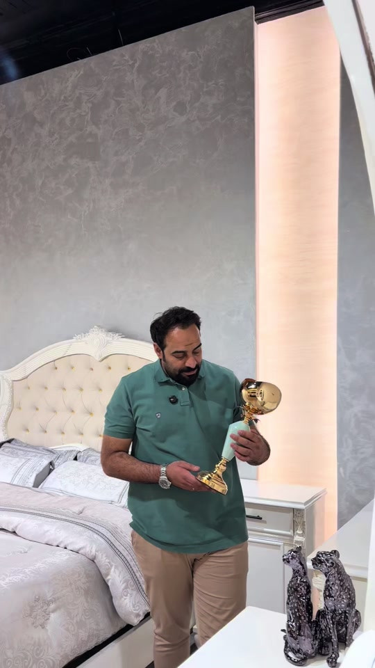 موديل طوق الياسمين اللون ابيض وتطعيم فضي السعر 3 ملايين و650 الف فقط غرفة 6 ابواب طابقين ملحق  نجارة عراقية ١٠٠٪؜ من إنتاج شركتنا  تتكون من ١٠ قطع  الداخل صاج طبيعي 4ملم  الوجه MDF خمسة ملم  القاعدة بلوك صاج  الظهر چرچوبة شد براغي  كل الغرفة لوكنز مرتفعة عن الأرض(يعني بيها رجلين) قواطع المجرات بلوك بورد وقواعدهن صاج طبيعي 5ملم شازلون وطابورية اضافيات  السرير رگم لوح خشب چام 6 ارجل ثقيل  ارتفاع الكنتور 251سم  عرض الكنتور 333سم عرض زاوية الملابس 117سم يعني الكنتور وزاوية الملابس ضلع كامل 450سم السعر 3650 فقط..😍 شركة الأفراح للأثاث العراقي  ‏ غرفة نوم- اطقم قنفات - مفروشات - اخشاب تصنيع الأثاث  ‏العنوان محافظة واسط قضاء العزيزية الشارع الجديد مقابل مسبح ومدينة ألعاب العزيزية  ‏التوصيل والشد مجاني إلى جميع محافظات العراق ‏خدمة استبدال الغرف العراقية القديمة بغرفة جديدة مع الاتفاق على الفرق ‏ خدمات ما بعد البيع لمدة سنة مجانية  *********** *********** *********** *********** *********** *********** #اثاث #غرف_نوم #نجارة #غرف 
