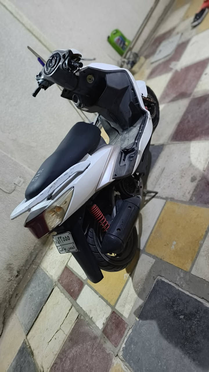 دراجه نضيفه للبيع كلشي شغال لايت زنون اشاير شغاله بس الدشبول ميشتغل السعر ٧٠٠وبيع مجال  ***********
