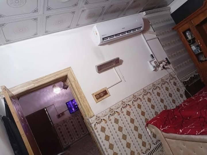 بيت للبيع 70 متر زراعي نظيف  يتكون من غرفه وصاله ومطبخ وصحيات ومكشوفه وبيتونه وطارمه  البيتونه بلوك بنائها وباقي لبيت طابوك سيراميك وكاشي وسقف ثانوي وسياج لشارع بلوك  بيت نظيف عكاده الأساس صبابه ولكاع كاشي  المكان النجف حي ميسان وراه سكله الكراعاوي السعر 50 بي مجال الرقم ***********
