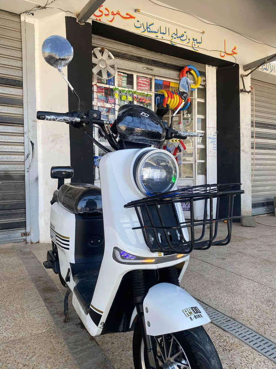 ماطور R900 فول نضافه 

نيضام بكR

لايت زيلون عالي ناصي 

ايشاير كلو شغال

بريكات دسكات جدد

بطريات ولي كلم يقرون فوك ال 11 بس واحد يقره 6

السعر 450 بي مجال شي قليل 
شراي تعال خاص ودلل 
***********
